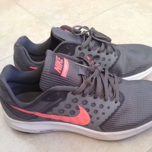 Women's nike tennis shoes size 11 like new!